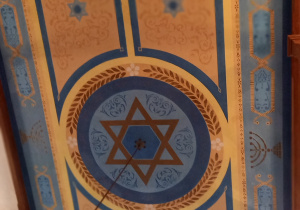 sufit synagogi z ozdobnymi malowidłami